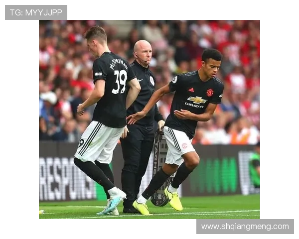 曼联携手球迷发起老特拉福德年度捐衣活动助力贫困青少年温暖过冬